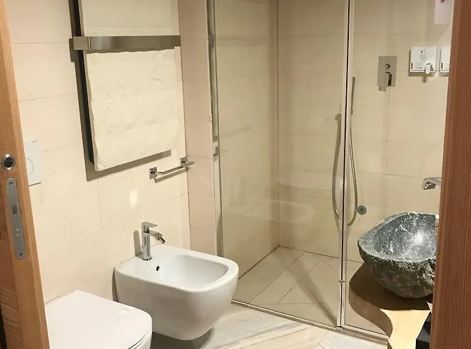 Aux Pieds Du Roi - &