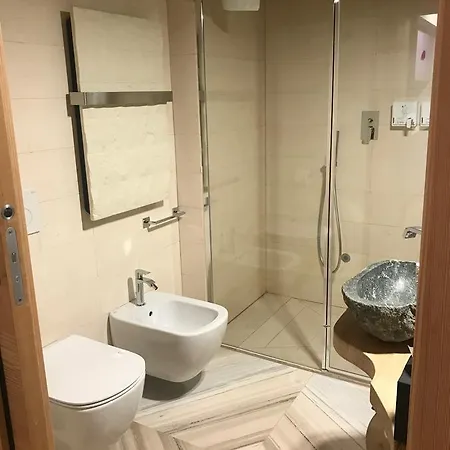 Aux Pieds Du Roi - &