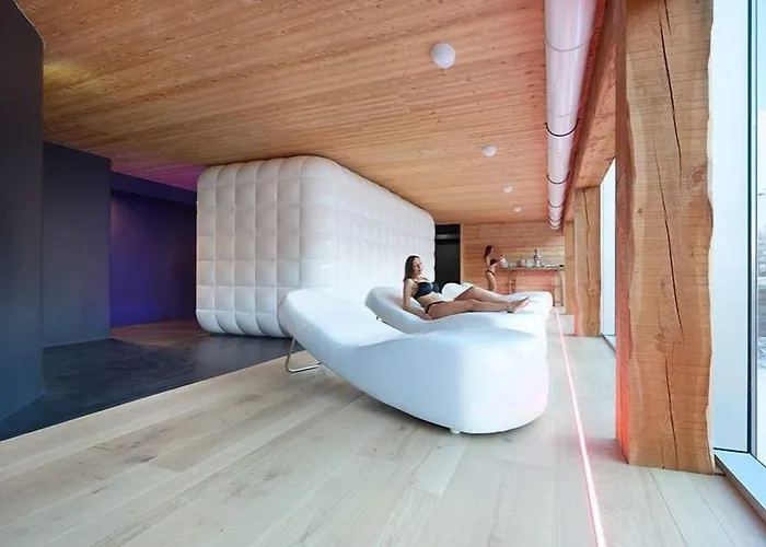 Aux Pieds Du Roi - & بيريوِل تْشيرفينيا