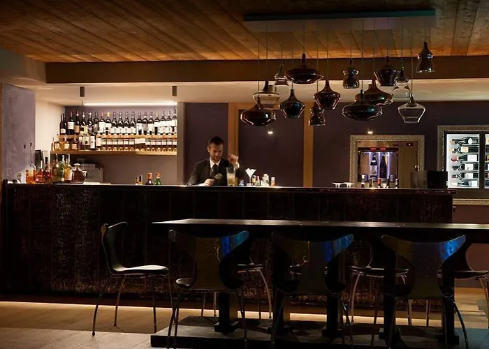 Aux Pieds Du Roi - & بيريوِل تْشيرفينيا