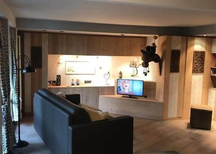 Aux Pieds Du Roi - & بيريوِل تْشيرفينيا